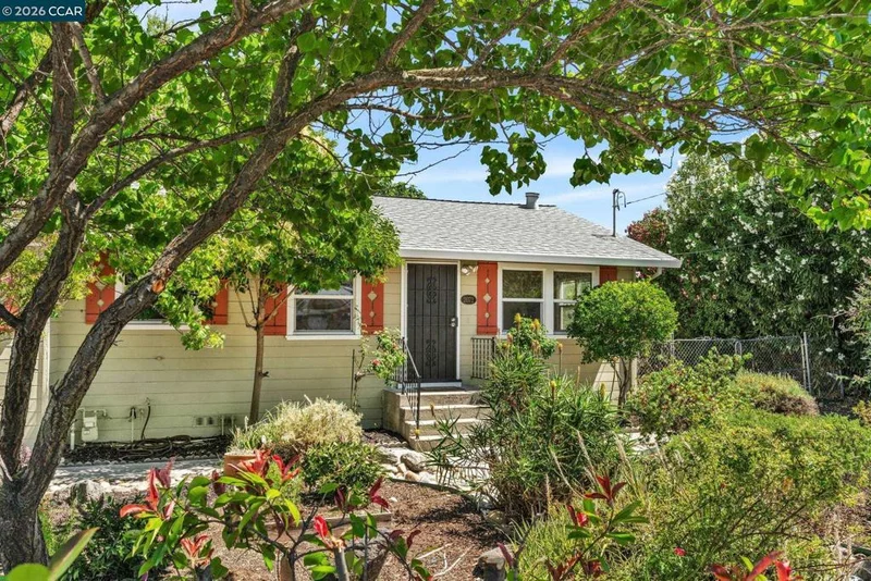 Photo 2 of 2072 Chalomar Rd