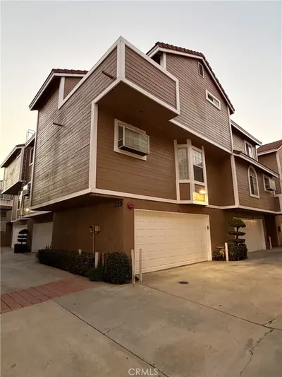 329 Genoa Street D photo 2