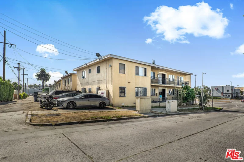 4777 San Vicente Boulevard 8