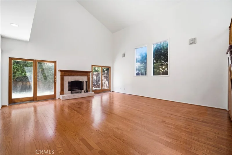 19251 Oxnard Street photo 2