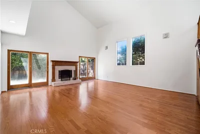 19251 Oxnard Street photo 2