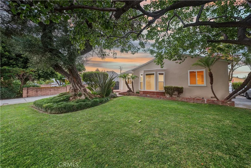 Photo 2 of 1107 E Larkwood