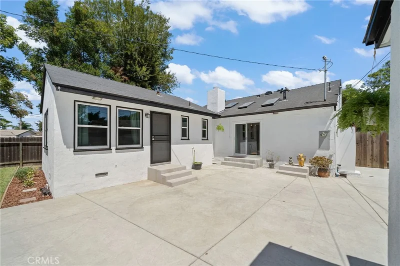 Photo 2 of 941 E Ridgewood