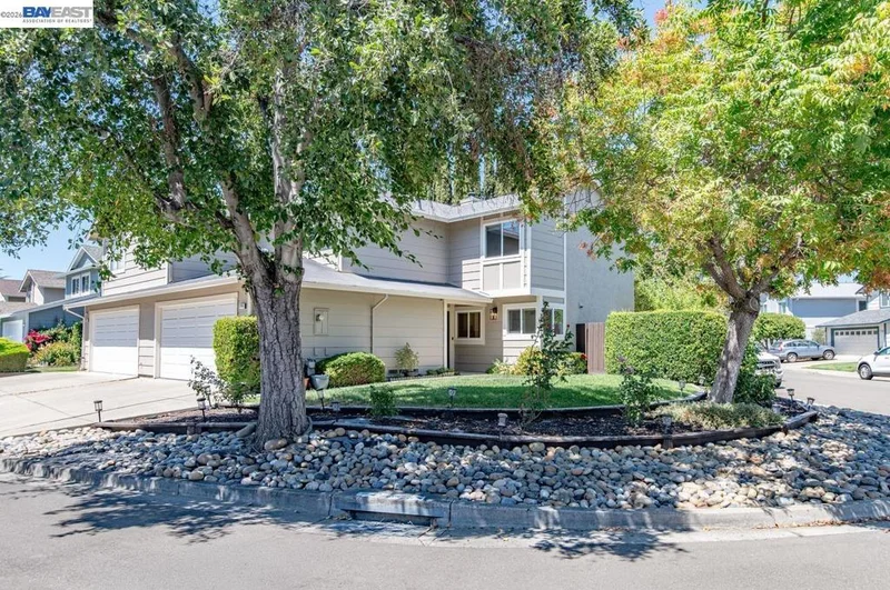 2105 Armstrong Dr photo 2