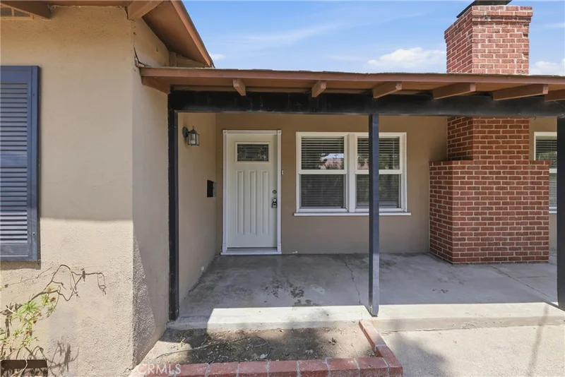 1415 E Walnut photo 2