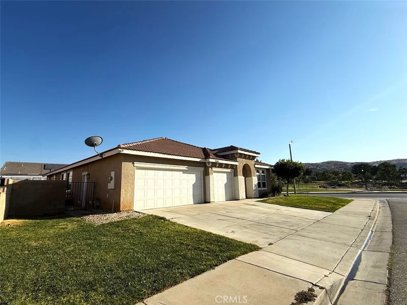 Photo 2 of 3540 Tamarisk