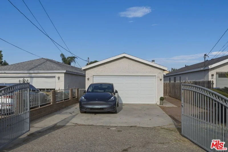 Photo 2 of 15243 Mariposa Avenue