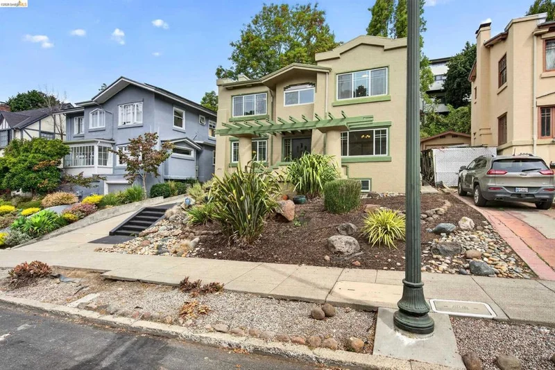 846 Mandana Blvd photo 2