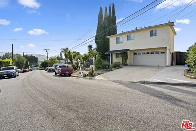 593 Benson Way photo 2