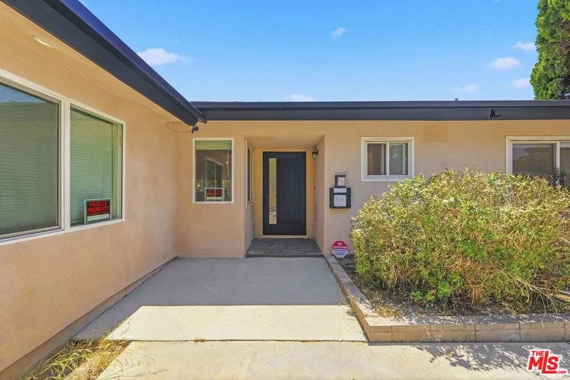 15920 Gledhill Street photo 2