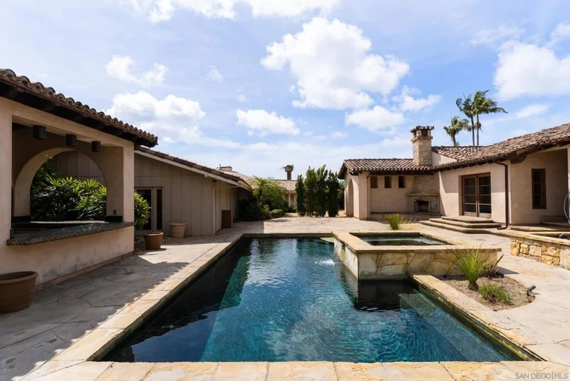 6858 Las Colinas