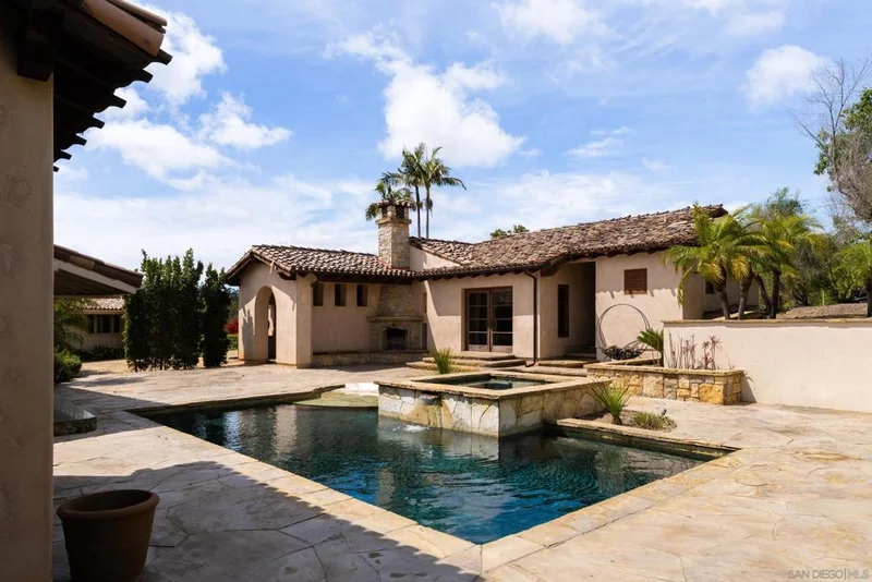 6858 Las Colinas photo 2