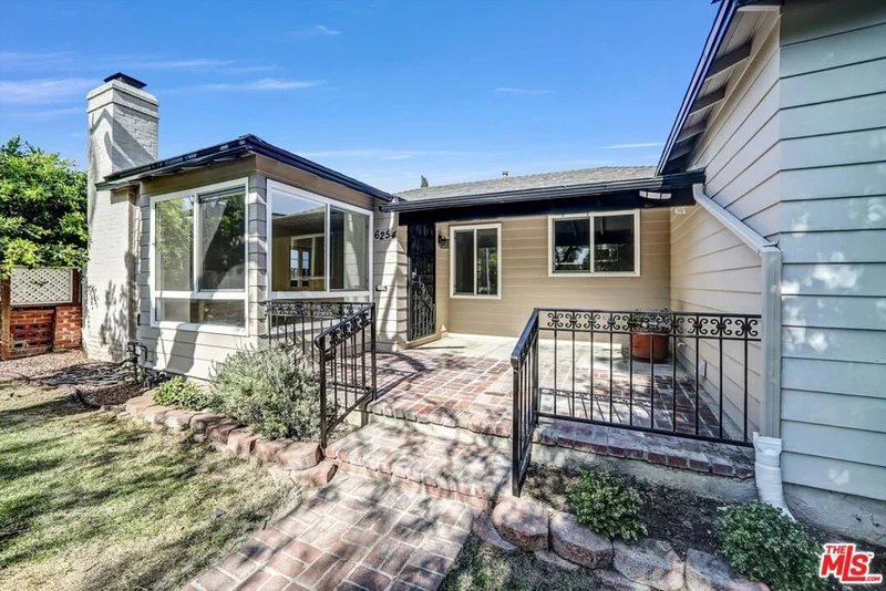 6254 Ben Avenue photo 2