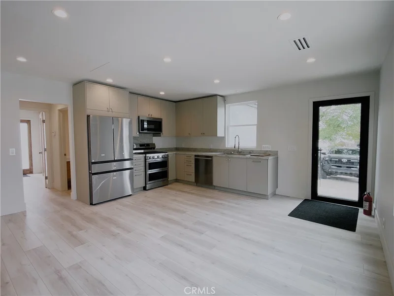 3647 1/2 Brunswick
