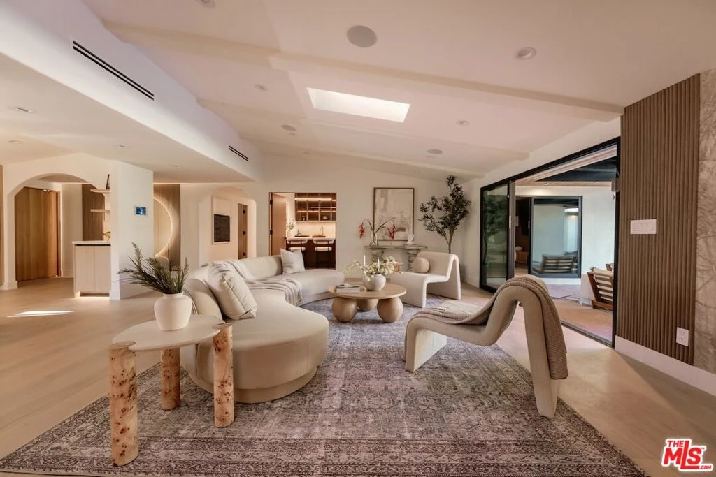 Interior 4