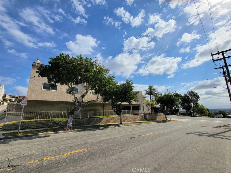 2755 E Hill Street photo 2
