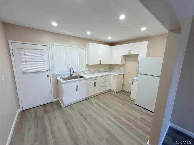 936 W Foothill Boulevard 09