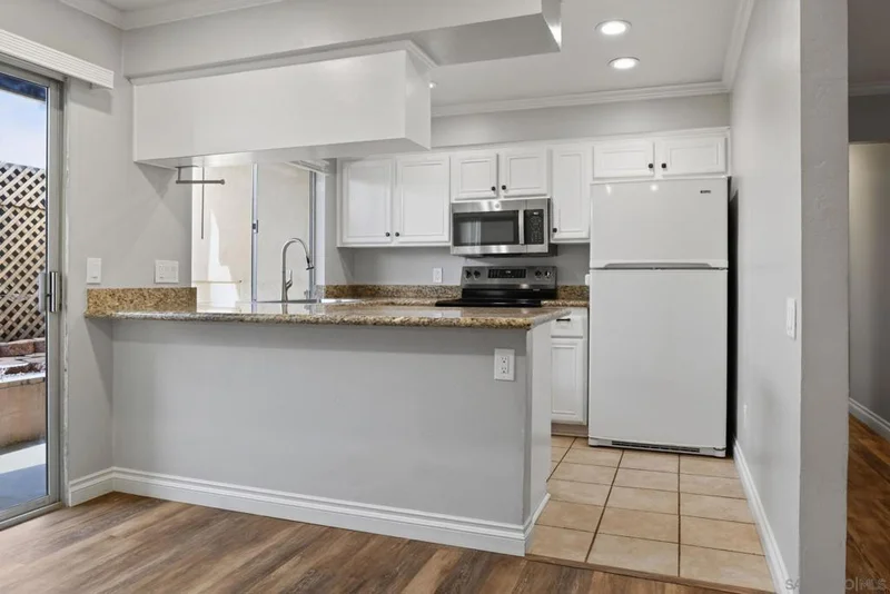 7988 Mission Center CT C photo 2