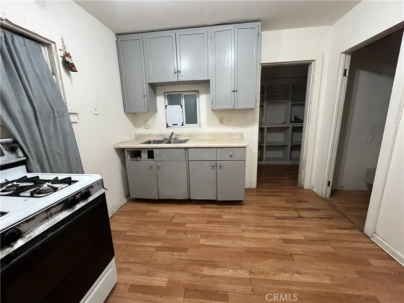 156 E Court photo 2