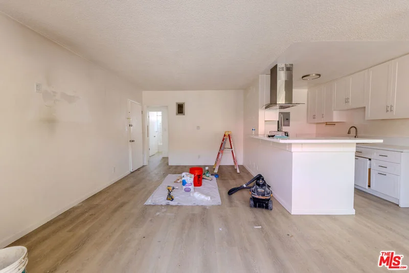 1426 S Orange Grove Avenue 8