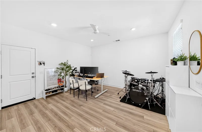 Photo 2 of 1649 W Lincoln Avenue 103