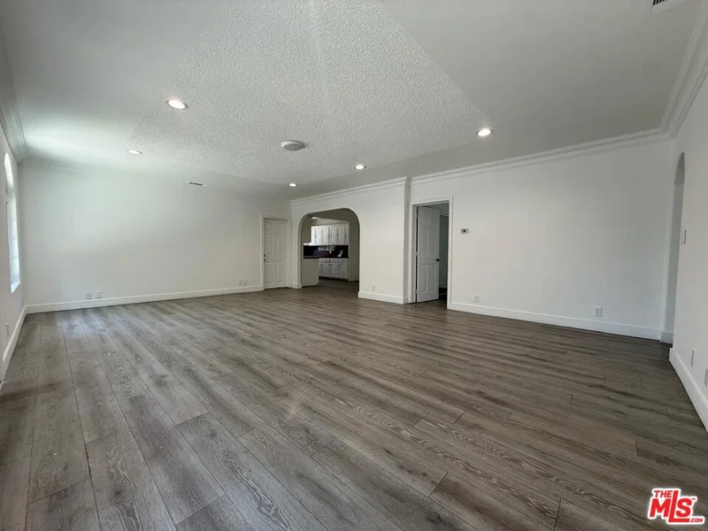 6742 Radford Avenue photo 2