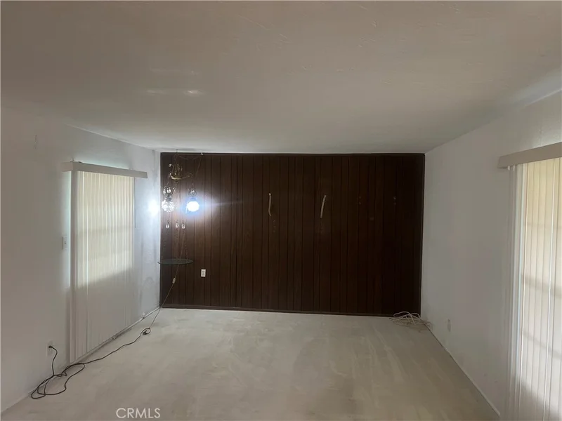 543 Flores Street photo 2