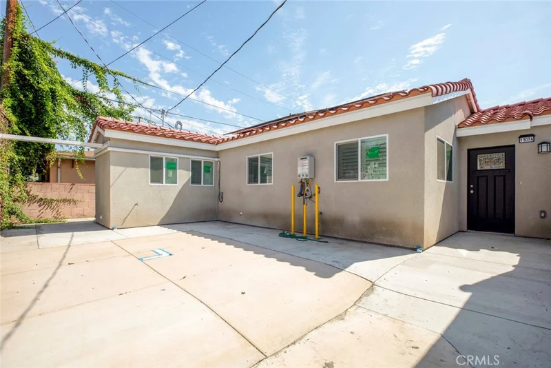 1307 E Acacia photo 2
