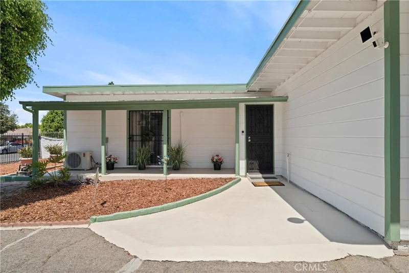 Photo 2 of 10550 Tamarack Avenue