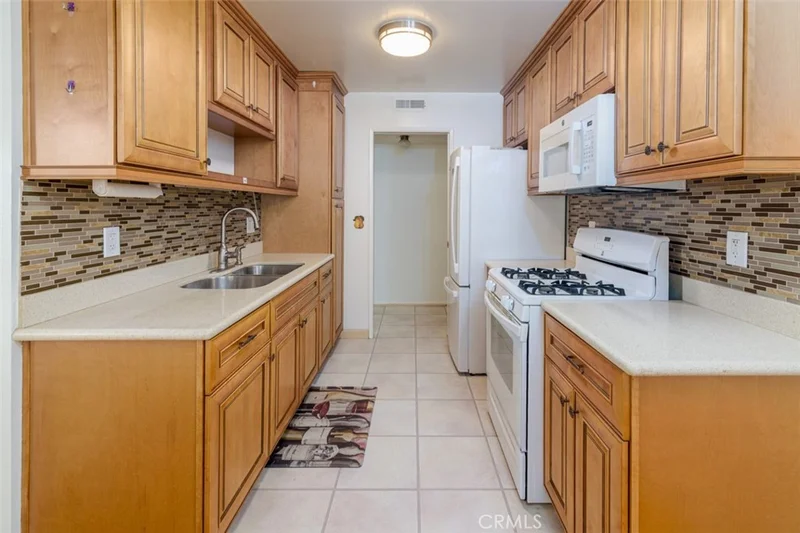 11813 Runnymede Street 28 photo 2