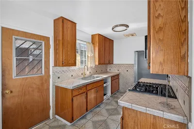 424 E 3rd photo 2