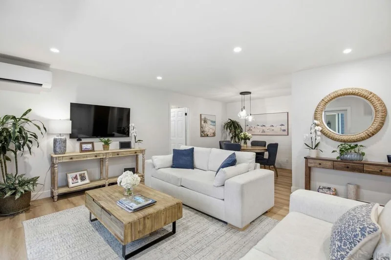 858 E Ave