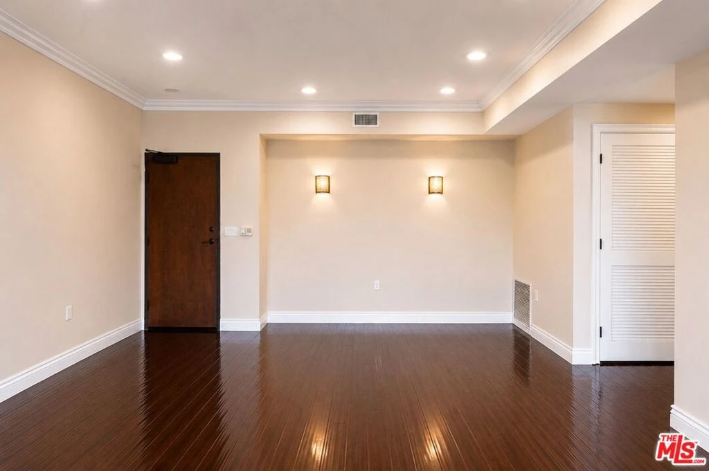 Interior 4