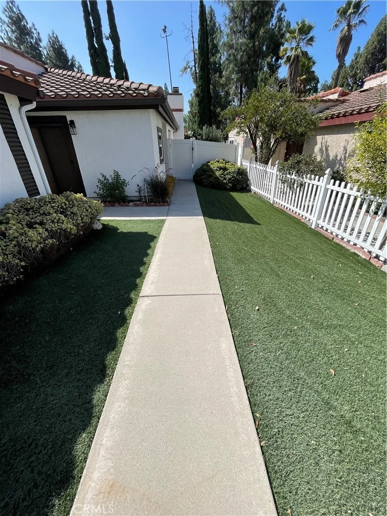 2668 Hacienda Drive photo 2