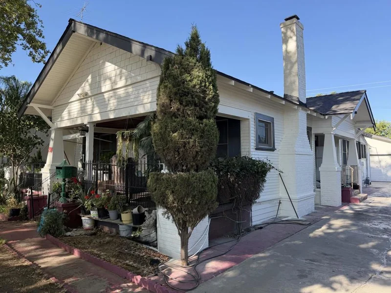Photo 2 of 208 Yosemite Avenue