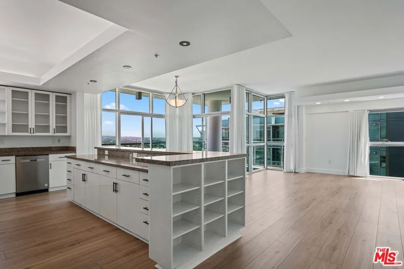 13700 Marina Pointe Drive 1916