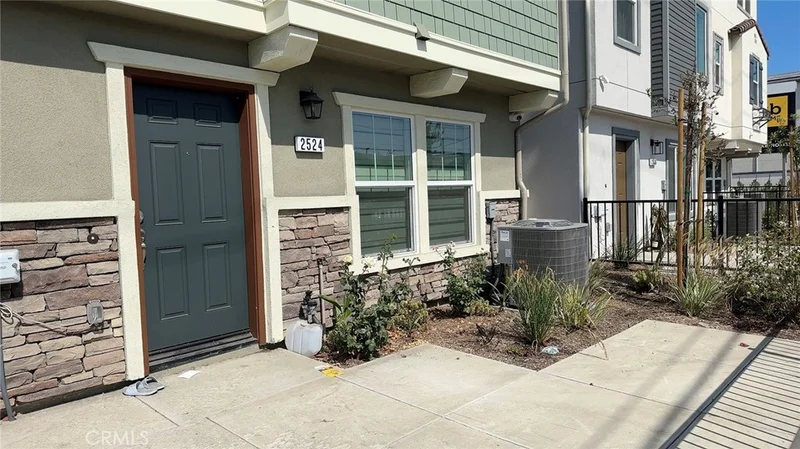 2524 Iconic Street