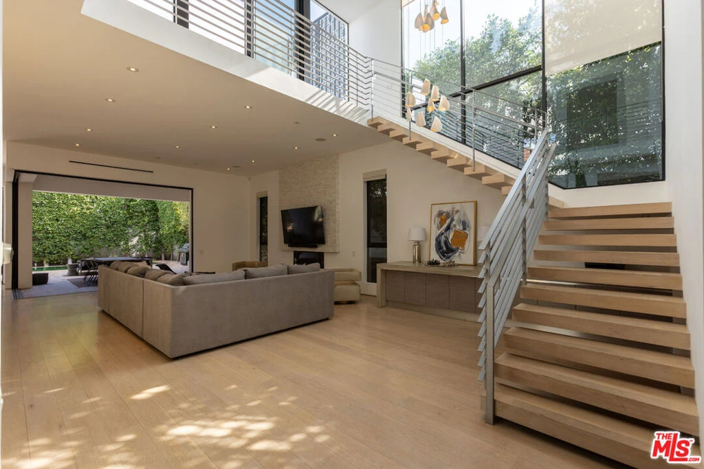 Interior 4