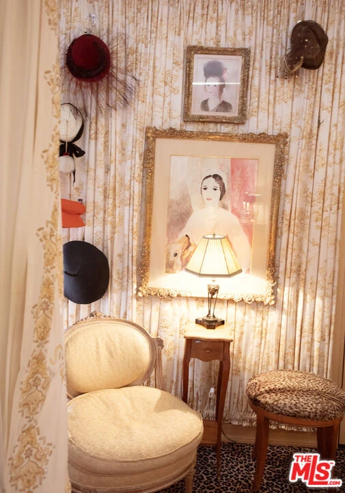 Interior 4
