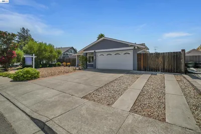 465 Swan Dr photo 2