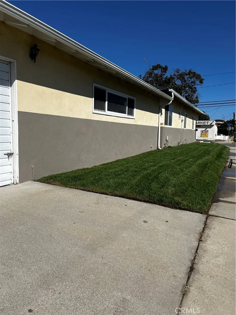 22443 Meyler Street photo 2