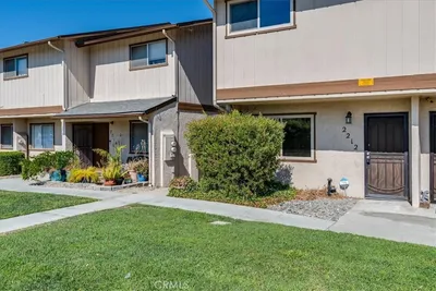2212 Pine photo 2