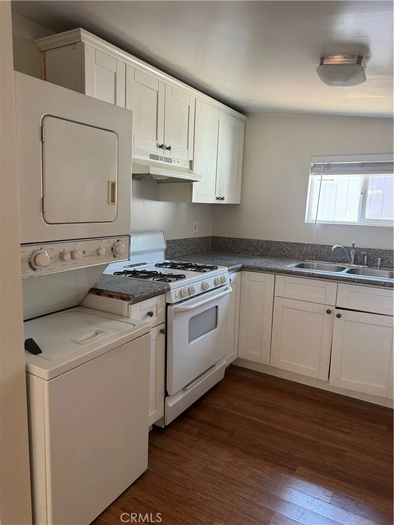 3034 E Del Mar photo 2