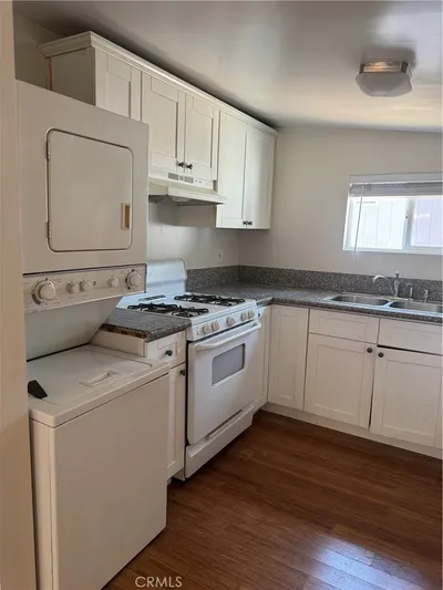 3034 E Del Mar photo 2