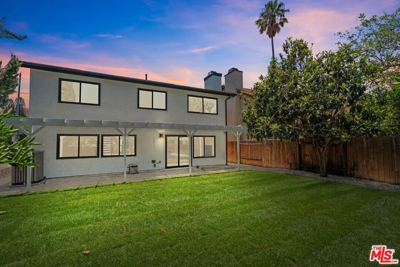 19701 Blythe Street photo 2