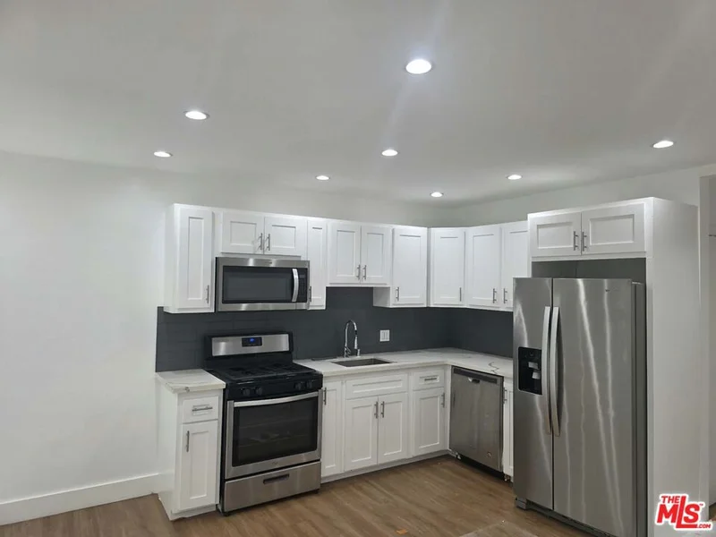 1922 N Vista Del Mar Avenue 3