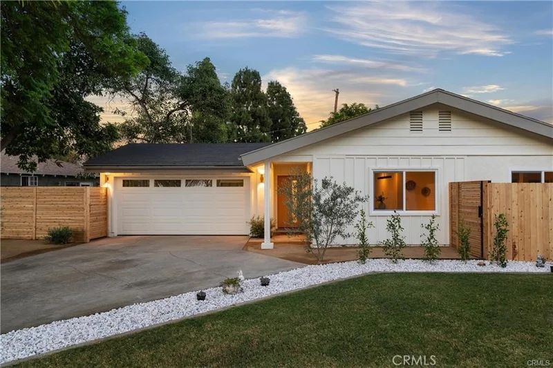 2101 N Hathaway photo 2