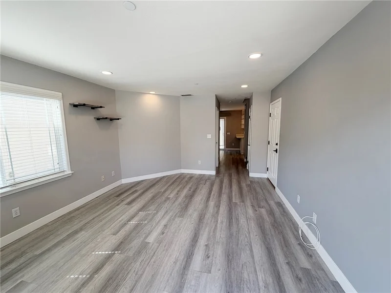 1124 S Mayflower photo 2
