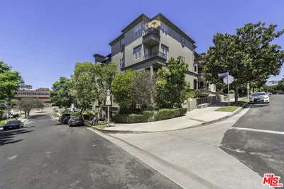 1820 Benecia Avenue 402 photo 2