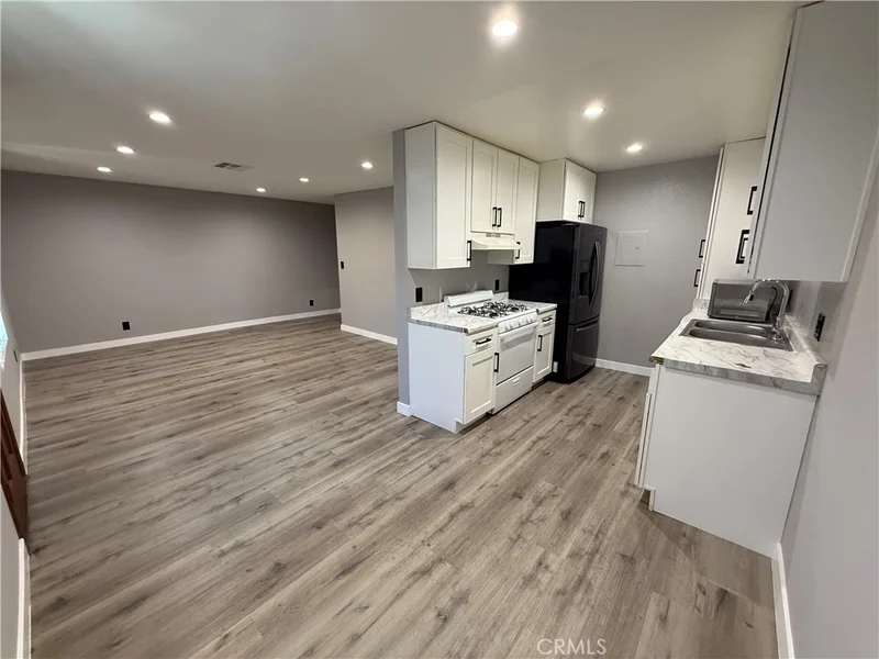 211 Magnolia Avenue 106 photo 2
